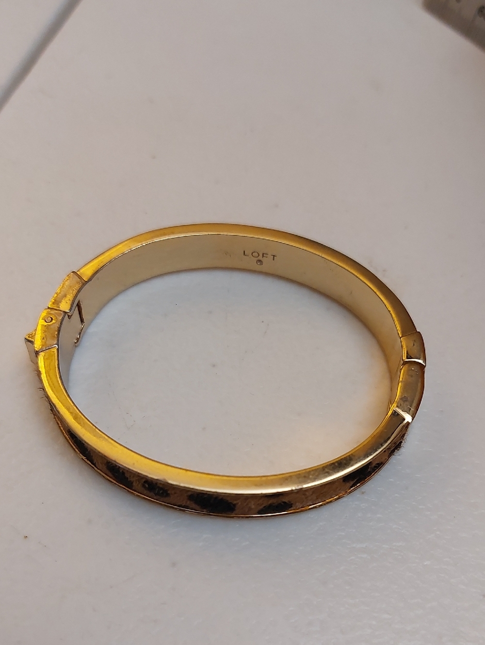 LOFT Cheetah Leopard Faux Fur Inlay Gold Tone Hinged Bangle Bracelet - Picture 5 of 7